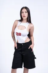 Body negro con recorte en el pecho y estampado del número 28 en rosa. Short negro de jean con bolsillos.