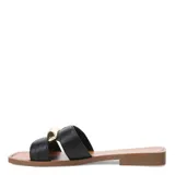 Sandalias tipo slide de cuero color beige, con tiras anchas y detalle metálico dorado en el empeine. Presentan una base plana con punta cuadrada.