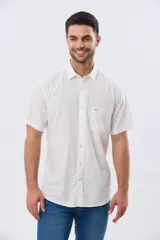 Camisa de manga corta confeccionada en mezcla de lino y algodón, color beige, con cuello camisero abotonado, bolsillo frontal en el pecho y cierre de botones.