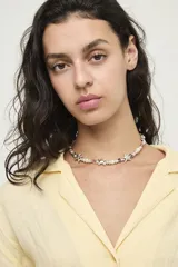 Collar de cadena con cuentas metálicas plateadas, cristales facetados de colores y dijes en forma de estrella.
