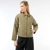 Chaqueta acolchada de color verde militar con diseño de rombos, cuello camisero y cierre frontal con botones a presión metálicos.