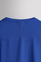 Camiseta deportiva de manga larga Zara Athleticz, de corte regular fit y color marrón topo. Confeccionada en tejido técnico elástico de secado rápido, cuenta con cuello redondo y detalle de logo estampado en el bajo.
