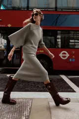 Jersey de punto de corte holgado con cuello solapa asimétrico y mangas anchas por debajo del codo.