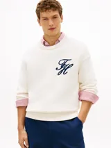 Sweater grueso de punto acanalado Tommy Hilfiger en color blanco, con cuello redondo y diseño de hombros caídos. Presenta un logo bordado en fuente Script en el pecho y puños acanalados.