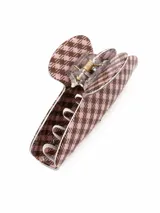 Pinza para el pelo tipo clip con diseño de estampado de cuadros en tonos rosado y marrón.