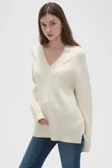 Sweater de punto con diseño de ochos, color rojo, con cuello en V y mangas largas de corte holgado.