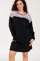 Camisón negro tipo remerón oversized de manga larga, confeccionado en algodón con puntilla en el escote.