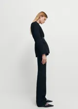Pantalon de vestir negro de corte recto y tiro medio, con pliegues decorativos, trabillas para cinturón y cierre oculto. Incluye forro interior.