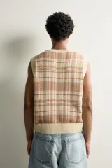 Chaleco relaxed fit de punto tejido en hilatura de algodón, con diseño a cuadros en tonos marrón y beige, cuello en V y acabados en rib en el cuello, las sisas y el ruedo.