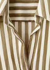 Camisa de lyocell semitransparente con estampado de rayas en tonos verde militar y blanco, cuello camisero, manga larga con puños abotonados y cierre frontal de botones.