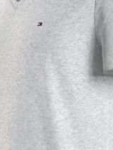 Remera de cuello en V, confeccionada en algodón, con mangas cortas y logo de la marca bordado en el pecho.