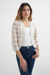 Cardigan de tejido de punto color beige con rayas horizontales en tono más claro, de mangas 3/4 y corte clásico.