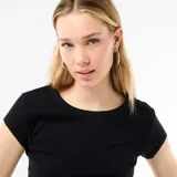Camiseta negra de punto de canalé, con cuello redondo y manga corta ajustada.