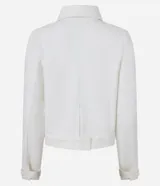 Campera corta color blanco hueso, estilo trucker, con cuello clásico, cierre abotonado, bolsillos cargo con solapa en el pecho y mangas largas con puños abotonados.