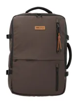 Mochila y maletín unisex de color marrón, confeccionada en poliéster reciclado repelente al agua. Presenta tres compartimentos independientes con cierre de cremallera, compartimento para laptop de 15 pulgadas, triple bolsillo frontal con cierre y mango lateral para transporte manual. Incluye correas ajustables, respaldo acolchado y pasador para maleta.