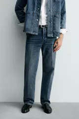 Jeans de mezclilla de algodón, tiro medio, con pierna recta y ajuste ligeramente holgado. Presenta efecto lavado y cierre frontal de botonadura.