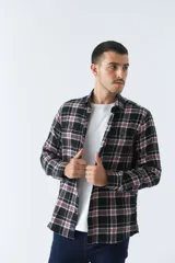 Camisa de viyela a cuadros negros, blancos y rojos, de corte slim fit, con bolsillos en el pecho, manga larga y cierre con botones.