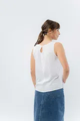 Musculosa amarilla pastel con escote redondo y detalle de lágrima en la espalda.