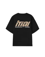 Remera color crema de corte holgado con mangas cortas y estampado en la espalda con el logo de la marca Ittai en color marrón.