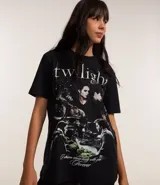Remera negra de algodón con cuello redondo y manga corta. Presenta un estampado gráfico de la saga 'Twilight' con varios personajes y el texto 'I dream about being with you forever'.