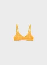 Top de bikini triangular color amarillo, tejido al crochet, con tirantes finos y cierre de gancho en la espalda.