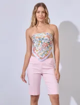 Bermuda color verde militar en gabardina elastizada, marca Ruby Rd. Pretina ancha elastizada. Delantera con bolsillos simulados. Trasera con bolsillos aplicados.