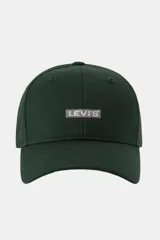 Gorra de béisbol Levi's en color verde oscuro con visera curva y parche frontal bordado con el logo de la marca.