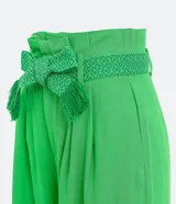 Pantalón acampanado de lino color celeste, con bolsillos, cinturón bordado y pliegues delanteros.