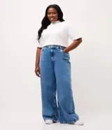 Pantalón vaquero de corte wide leg, tiro medio y pernera ancha, con bolsillos laterales y traseros, confeccionado en tejido denim de algodón.