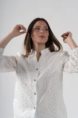 Camisa blanca de algodón con bordados perforados y botones de madera.