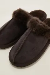 Pantuflas cerradas color marrón con ribetes de piel sintética en la abertura y suela plana.