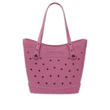 Bolso tipo tote Crocs modelo Classic Medium Tote, color rosado, fabricado en material sintético perforado con diseño inspirado en los zuecos clásicos de la marca. Cuenta con dos asas largas para el hombro y detalles de la marca en relieve en el frente.