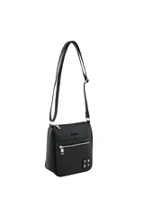 Bandolera color marrón con correa ajustable, cierre superior y bolsillo frontal con cierre.