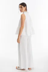 Pantalón blanco con estampado plateado, de lino prelavado y suavizado, con cintura elástica, bolsillos laterales y piernas anchas.