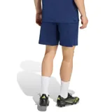 Short deportivo Adidas Entrada 26, color azul marino, con cintura elástica y logo de las tres barras en blanco en la parte inferior del muslo derecho.