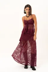 Pollera larga de encaje color bordó, con diseño transparente y volado en el ruedo.