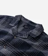 Camisa de manga larga confeccionada en franela de algodón, con cuello bowling y cierre frontal de botones. Presenta un diseño de estampado a cuadros en tonos marrones y beige, con un corte regular tradicional.