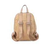 Mochila roja de nylon resistente con detalle en simil cuero. Tiene cierre principal, bolsillo frontal, bolsillo trasero con cierre y bolsillos laterales. Las correas son a tono.