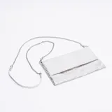 Sobre de mano color plateado con acabado metalizado, diseño rectangular con solapa y correa de cadena metálica fina extraíble.