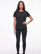 Remera deportiva negra de manga corta, con detalles de tela en malla transparente en los hombros.