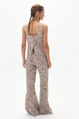 Top de lino con estampado floral en tonos marrones y blancos, escote cuadrado, breteles anchos y botones forrados en la espalda.