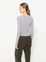 Top negro de tejido de punto fino, con escote redondo y mangas largas.