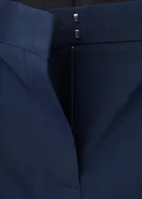 Pantalón de vestir azul marino de tiro bajo y diseño recto, con trabillas, bolsillos laterales y cierre oculto.