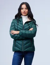 Campera de abrigo verde esmeralda, marca Michael Kors. Diseño acolchado con cierre metálico central, capucha no desmontable con cordón de ajuste y bolsillos verticales delanteros. Incluye bolsa autoportante.