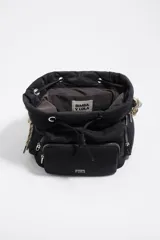 Mochila Pocket Bimba Y Lola negra de nylon con estructura blanda, bolsillos frontales y laterales con cierre, solapa superior con hebilla, detalles de cordones en contraste y logo de la marca estampado en el frente.