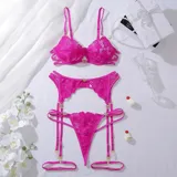 Conjunto de lencería de tres piezas fucsia, compuesto por corpiño con aro, portaligas y colaless, con detalles de bordado floral y transparencias.