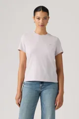 Remera Levi's de algodón color lila, de manga corta y cuello redondo, con pequeño logo bordado en el pecho.