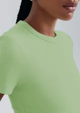 Top de manga corta, color negro, con cuello redondo y tejido acanalado.