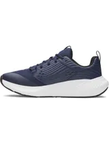 Championes de entrenamiento Under Armour modelo Charged Commit TR 4, color azul marino con detalles en negro y suela blanca. Presentan parte superior de malla transpirable con refuerzos laterales texturizados y logo de la marca en el costado.