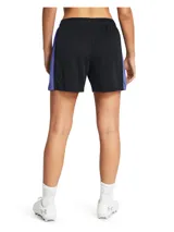 Short deportivo Under Armour de la colección Challenger, diseñado para fútbol. Presenta un cuerpo principal en color negro con paneles laterales de malla en color violeta y el logo de la marca estampado en el frente. Cuenta con cintura elástica con cordón interno.
